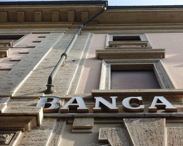 esempio di utilizzo della pec gratuita spidmail: chiusura del conto corrente in banca, con immagine di una banca