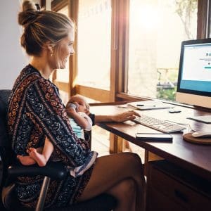 Immagine che mostra una donna al computer usare eSignAnyWhere per firmare contratti da casa