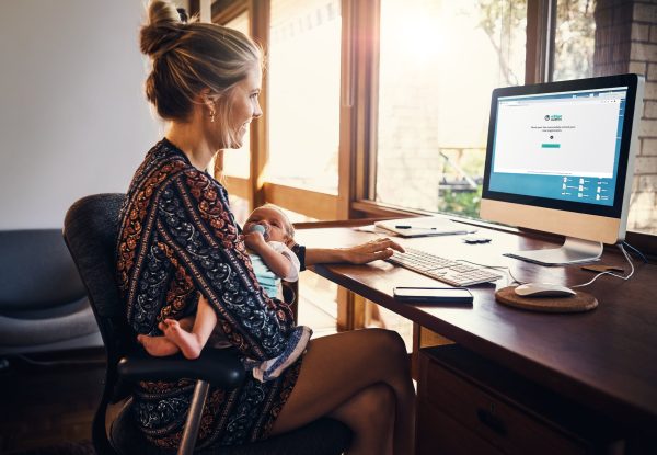 Immagine che mostra una donna al computer usare eSignAnyWhere per firmare contratti da casa