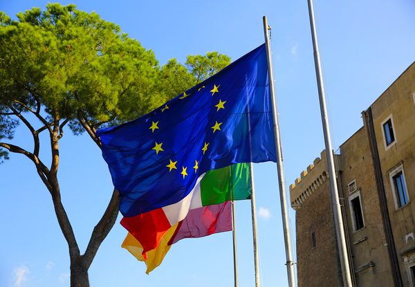 Palazzo della pubblica amministrazione italiana con bandiera europea